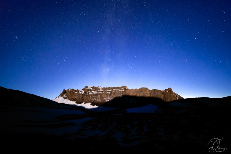 Astrophotography Nightscape Aude Nowak Odysseys Dream Photographie de paysages nocturnes Art Décoration Intérieur Montagnes, alpes, chaine des Fiz sous une voie lactée hivernale avec l´ombre du Mont Buet au clair de lune