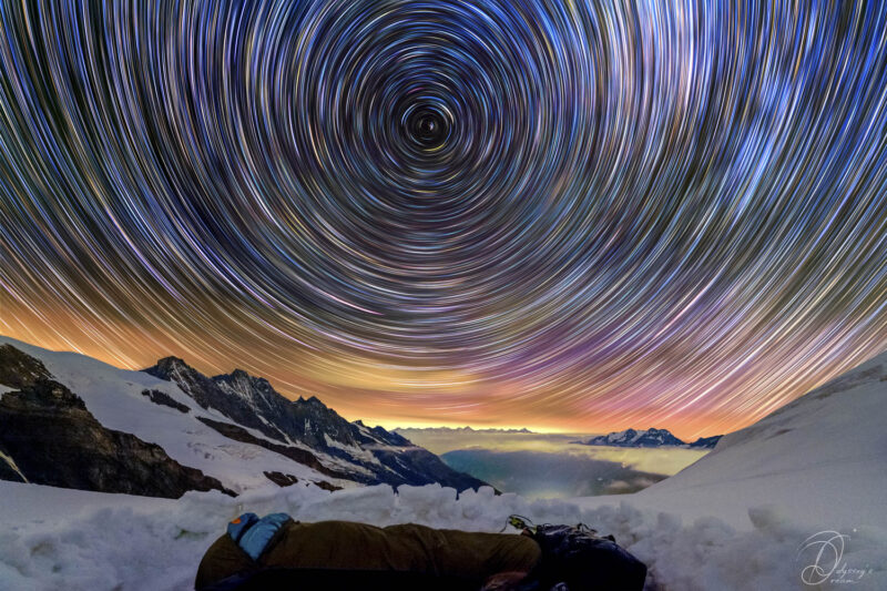 Astrophotographie Paysages nocturnes nightscape mountains Alps Alpes Montagne Alpes Valaisannes Allalinhorn Saas Fee Saastal 4000 des Alpes sous les étoiles. Bivouac en altitude sous les étoiles. Star trail