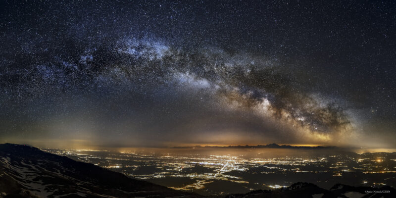 Réalisation de photographies nocturnes sur commande. Voie Lactée au dessus du CERN et LHC, Genève, Suisse, Mont Blanc horizon