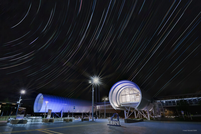 Astrophotography Nightscape Aude Nowak Odyssey's Dream Alpes Montagnes Photographie de paysages nocturnes. Le Science Gateway sous un star trail. Star trail en ville. Bâtiment connu sous les étoiles. CERN science gateway sous les étoiles