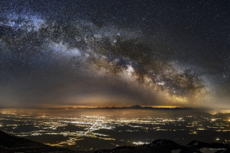 Astrophotography Nightscape Aude Nowak Odyssey's Dream Alpes Montagnes Photographie de paysages nocturnes Le CERN sous la voie lactée. Genève sous la voie lactée. le mont blanc à l'horizon