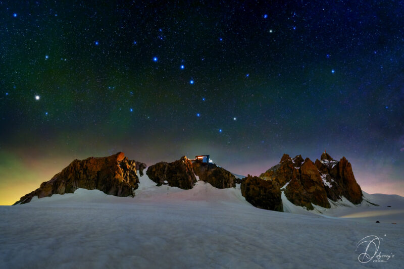 Astrophotography Nightscape Aude Nowak Odyssey's Dream Alpes Montagnes Photographie de paysages nocturnes Chamonix Vallée Blanche étoile polaire au dessus de l'Aiguille du midi. Grande Ourse au dessus du refuge des cosmiques