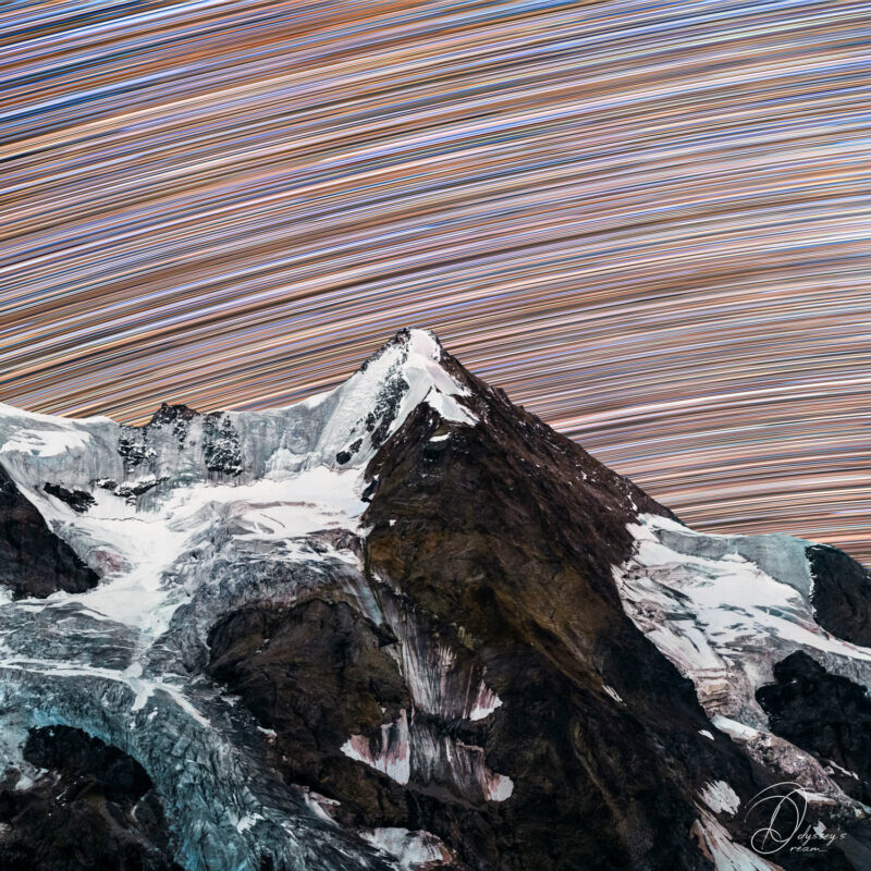 Astrophotography Nightscape Aude Nowak Odyssey's Dream Alpes Montagnes Photographie de paysages nocturnes Couronne impériale Zinal Star trail au dessus de l´Obergabelhorn